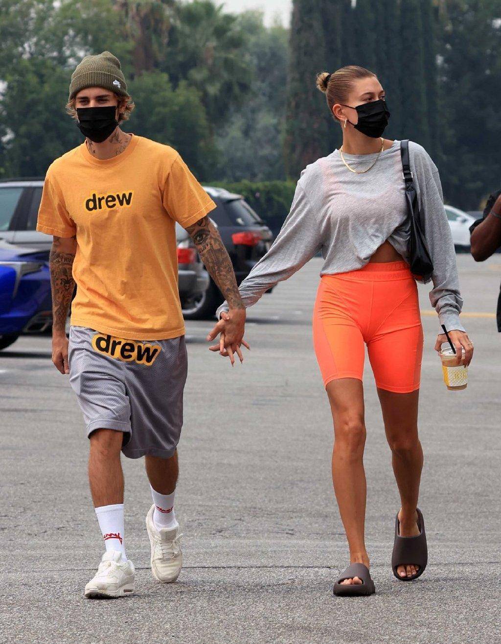 26岁贾斯汀·比伯和妻子海莉牵手逛街,新专辑下周五发布_消息_时间