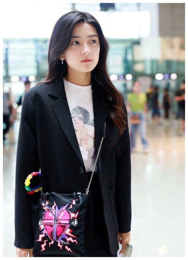 《双世宠妃》女主梁洁大变样?黑西装套装走机场,脸方到不敢认!