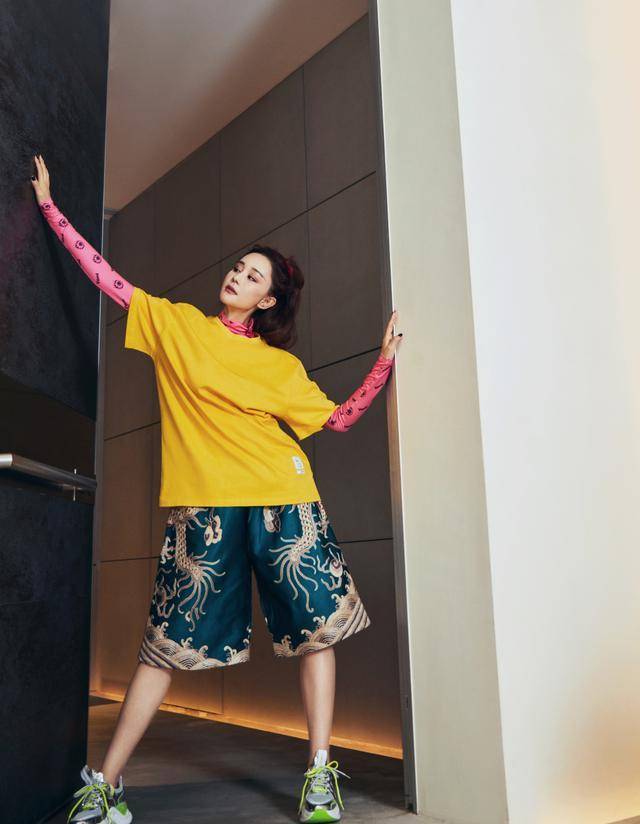 原创36岁海陆真美浅蓝短袖衬衫配黑色小a裙秀美腿清新时尚似少女