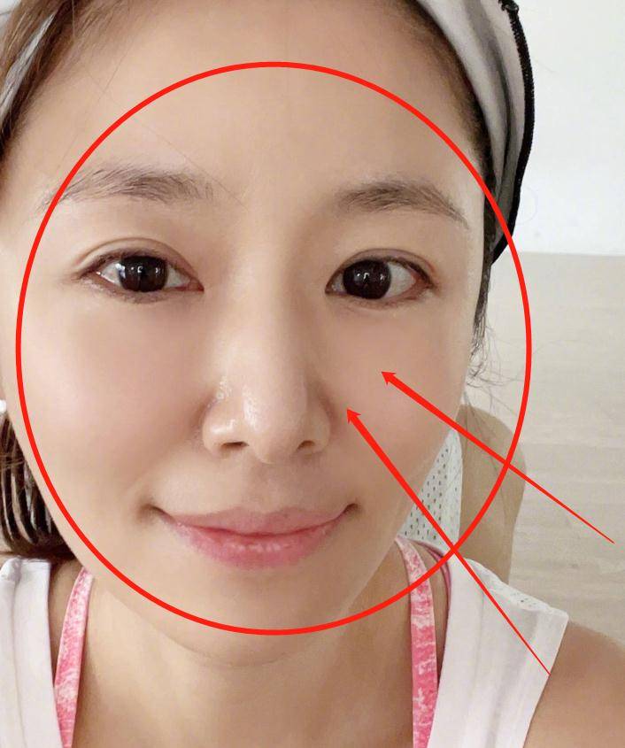 林心如晒素颜照引关注,怼脸自拍超任性,45岁皮肤状态却让人看愣_女