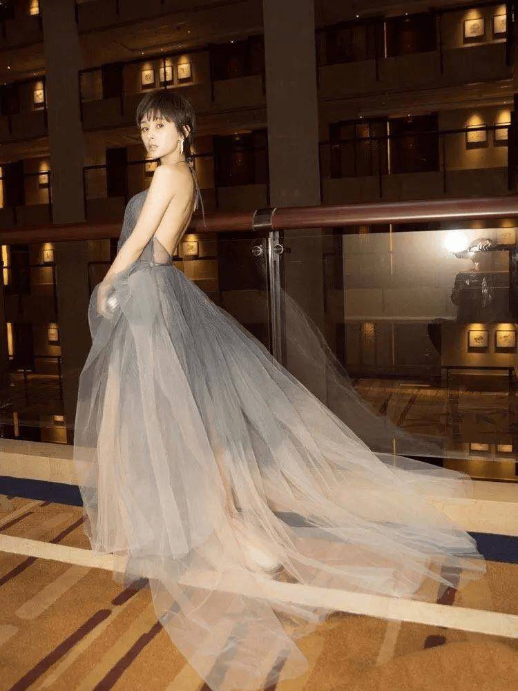 原创王子文也太大胆了吧一袭挂脖露背裙体态吸睛当妈妈后更放得开