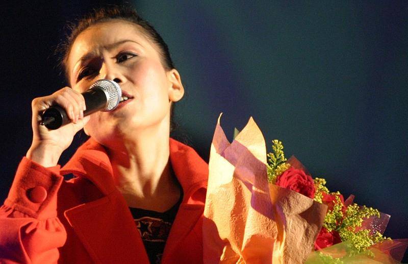 54岁田震老公近照曝光,身份背景强大,怪不得结婚多年零绯闻_音乐_张伟