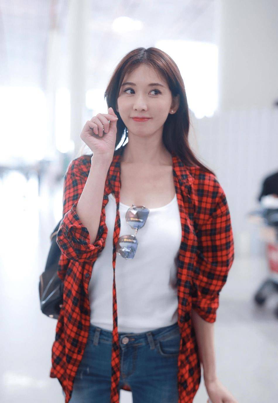 原创说林志玲是尤物名副其实身穿斜肩连衣裙身材曲线太抢镜