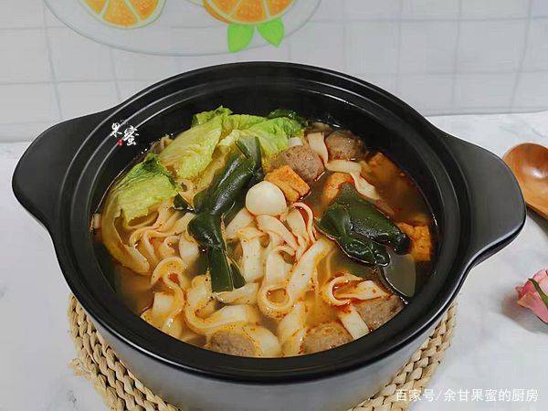 砂锅面可搭配的食材,汤底等多种多样,可以用骨汤,牛肉汤,鸡汤等,小编