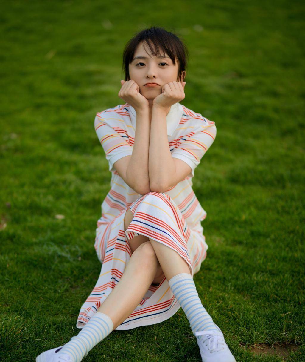 演沈月闺蜜她清新可爱,今穿polo衫百褶裙,变甜美棒球少女了_厉嘉琪