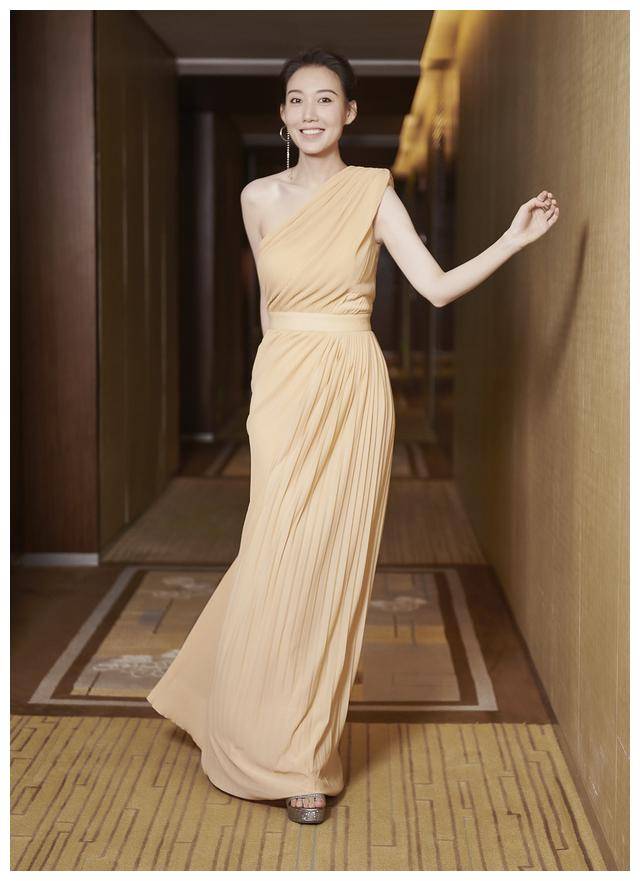 高露真会博眼球穿淡蓝色长裙带两个灯笼浅笑盈盈哪像37岁