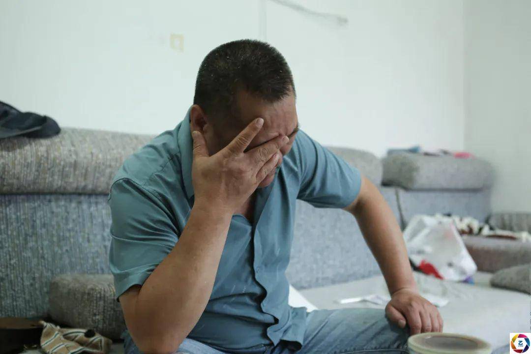 黄远通把梦洁接到了河北,医生抽了梦洁的骨髓细胞,在脚上和胳膊上扎针