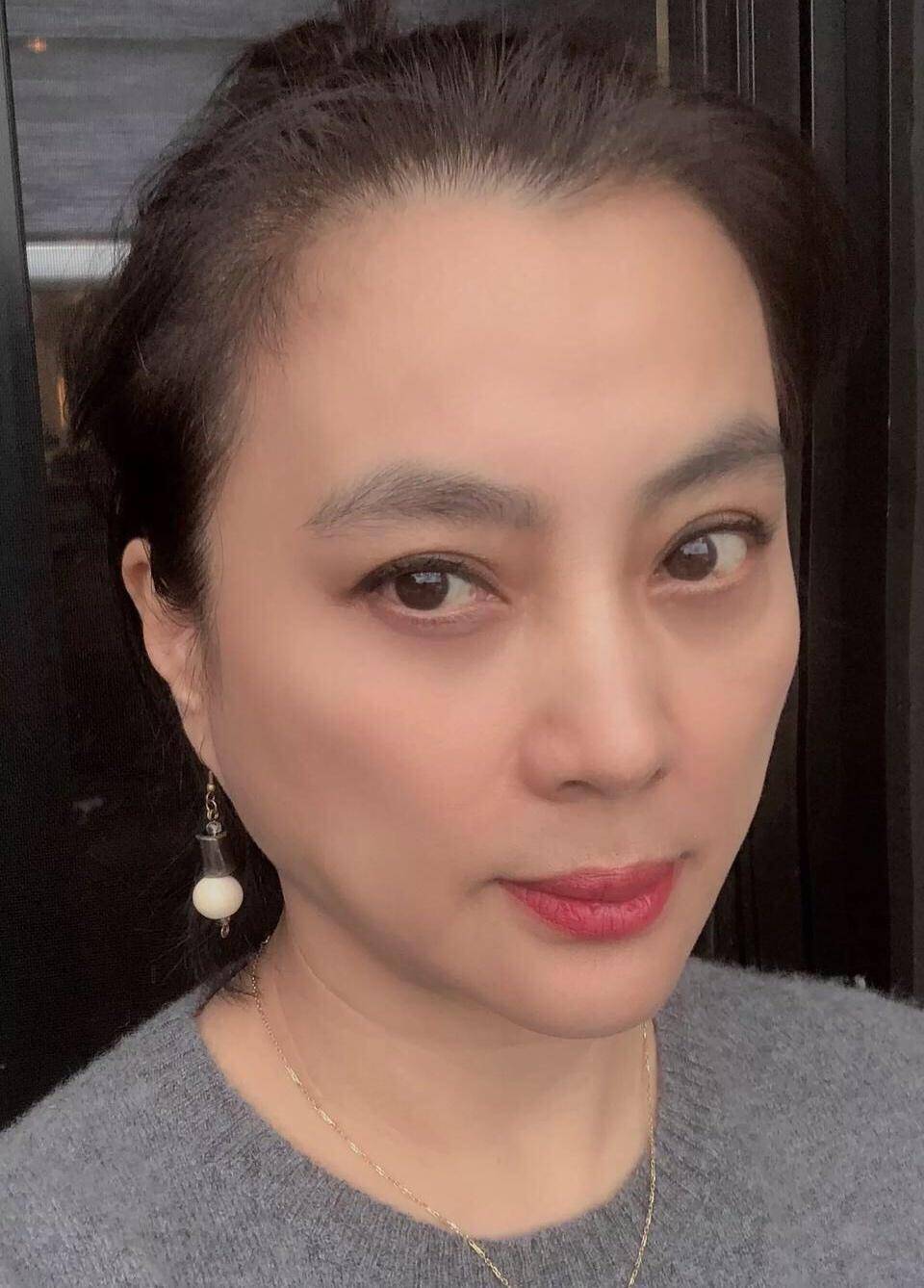 56岁"玉兔精"李玲玉近照,气质优雅皮肤好,有白头发