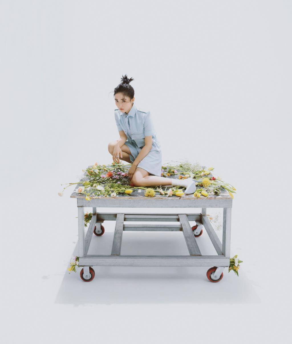 原创沈月漂亮后身材太好了穿格纹针织套装秀酒杯腿成功吸睛