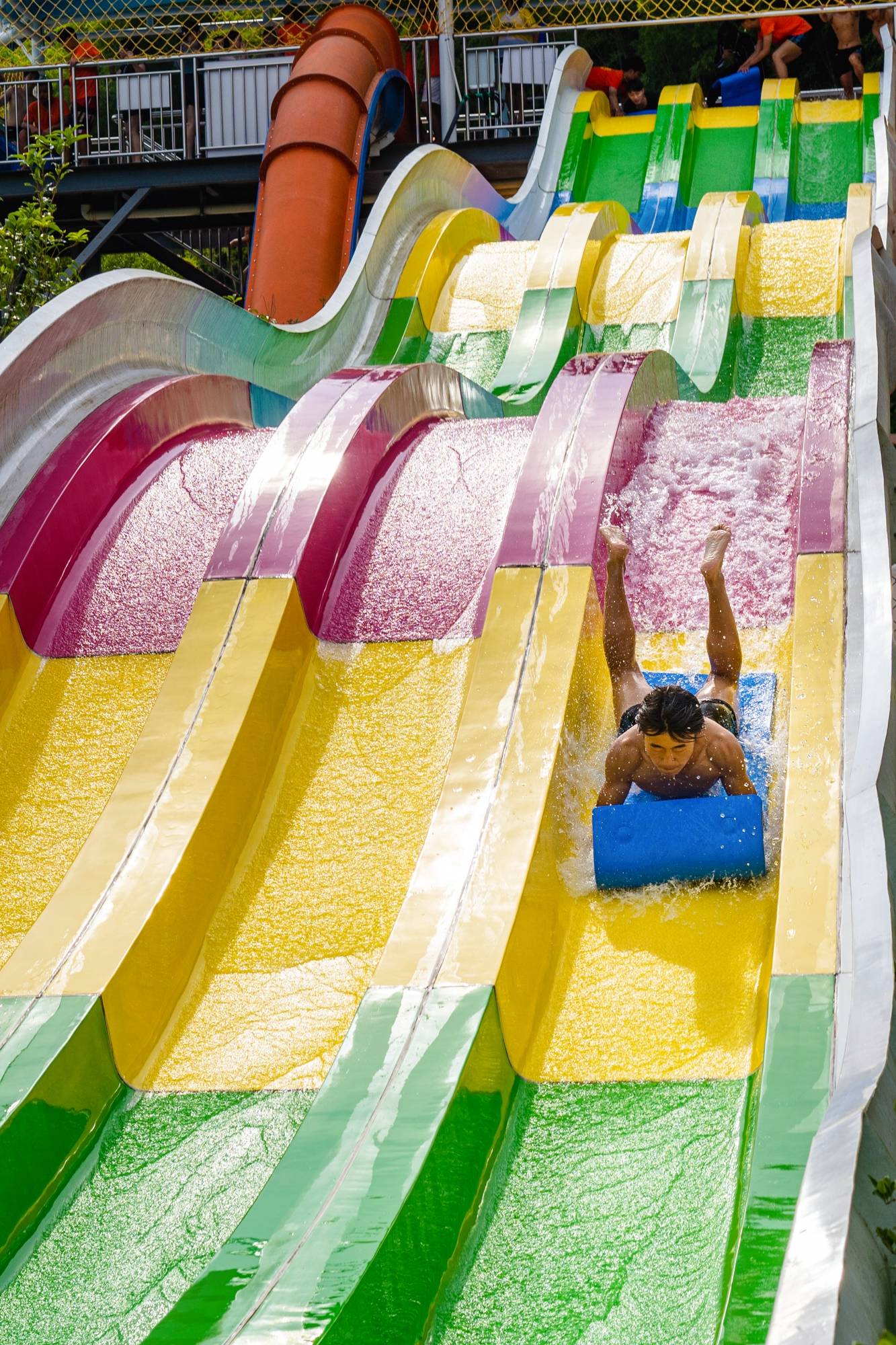 杭州周边好去处_水上乐园_滑梯_水花