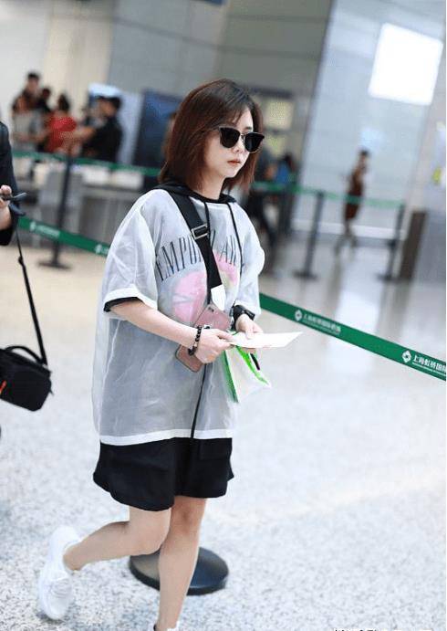 谭松韵搭配的墨镜也非常帅气,增强了她的气场,黑色墨镜和短发的造型