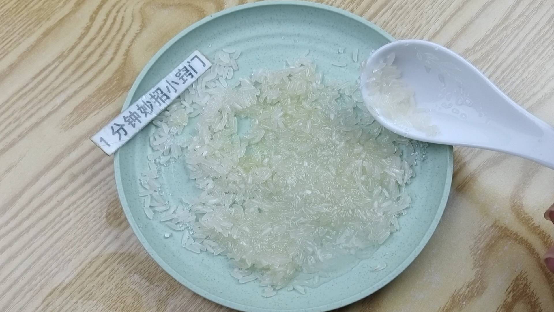 就会被香味吸引过来觅食,一旦老鼠吃了洗洁精的大米,就可以轻松被消灭