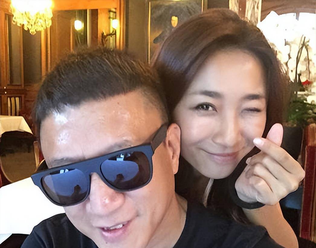 看完孙红雷的妻子,再看看祖峰的妻子,网友:真的好福气呀