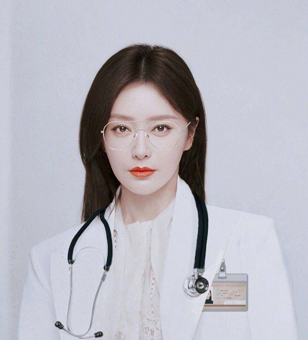 秦岚穿白大褂太迷人,和小10岁魏大勋谈恋爱,网友:急需人工呼吸_唐佳瑜