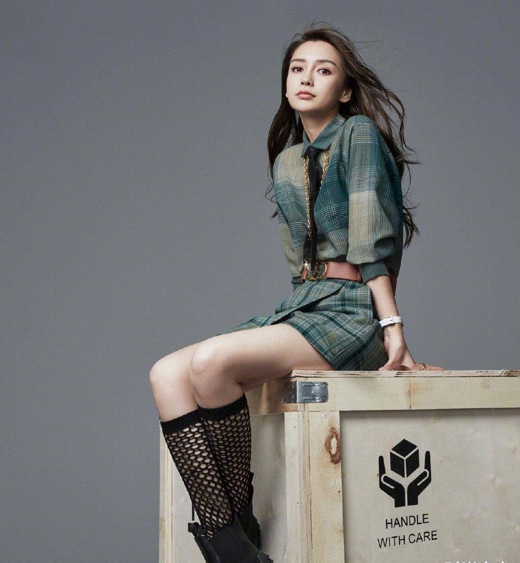 在香港以模特身份出道的杨颖,身材纤瘦高挑优越,其穿搭也不逊色,很