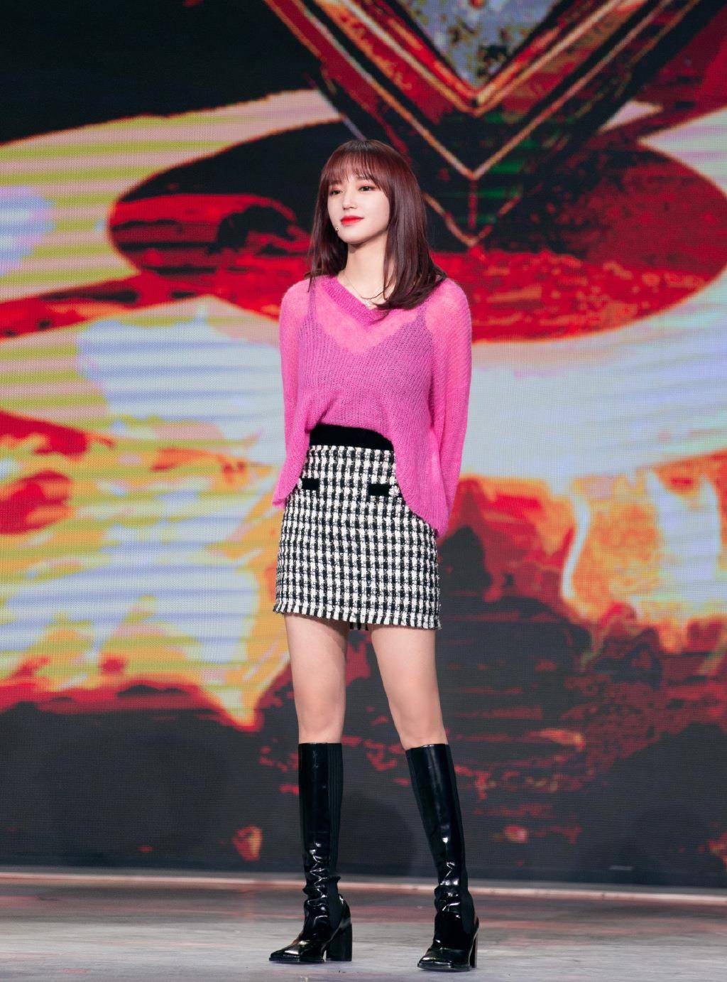 原创程潇真的有颜有身材穿牛仔裙运动鞋未修图双腿都白皙纤细