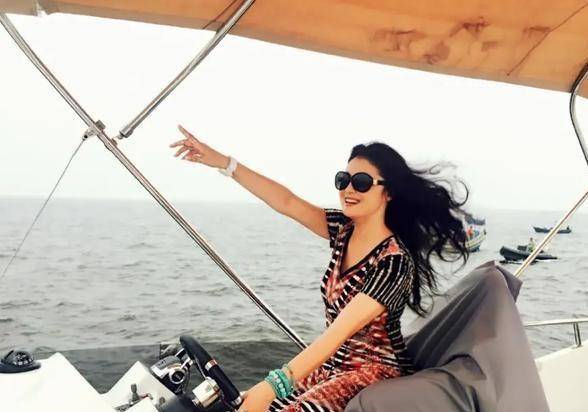 谢大脚原来这么美,穿条纹裙开游艇时尚万种,随意悠闲让人羡慕_于月仙