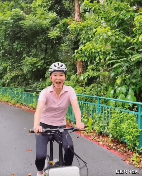 小龙女范文芳和家人骑车,脸蛋光洁没一丝皱纹
