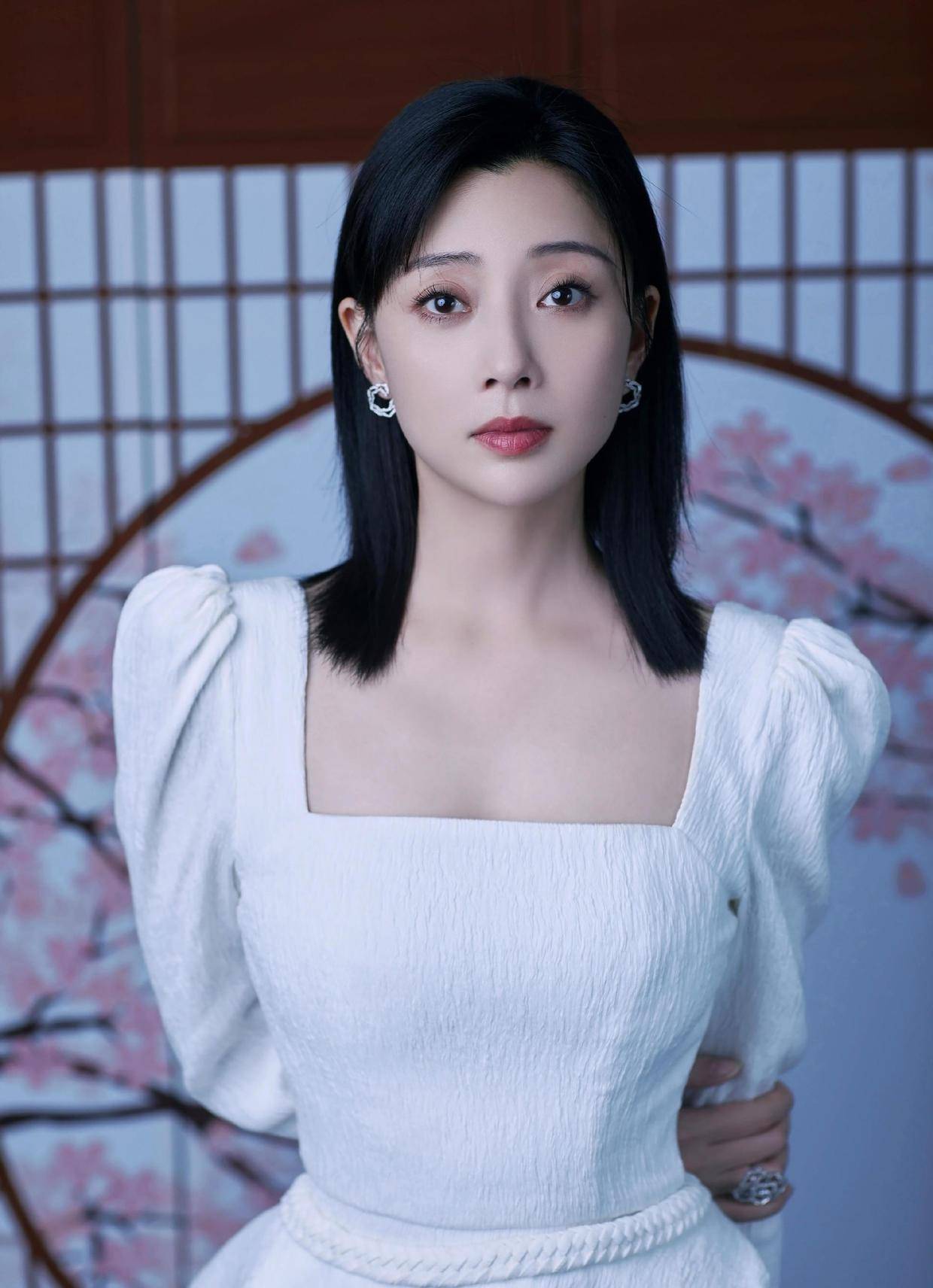 原创殷桃把微胖精髓穿出来了一袭吊带小黑裙高贵优雅时髦减龄