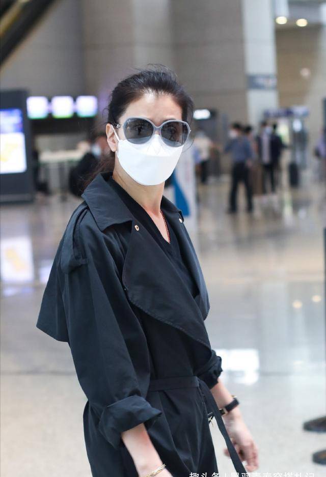 原创袁咏仪真是中年穿衣模范一身黑色工装连衣裤走机场减龄又时髦