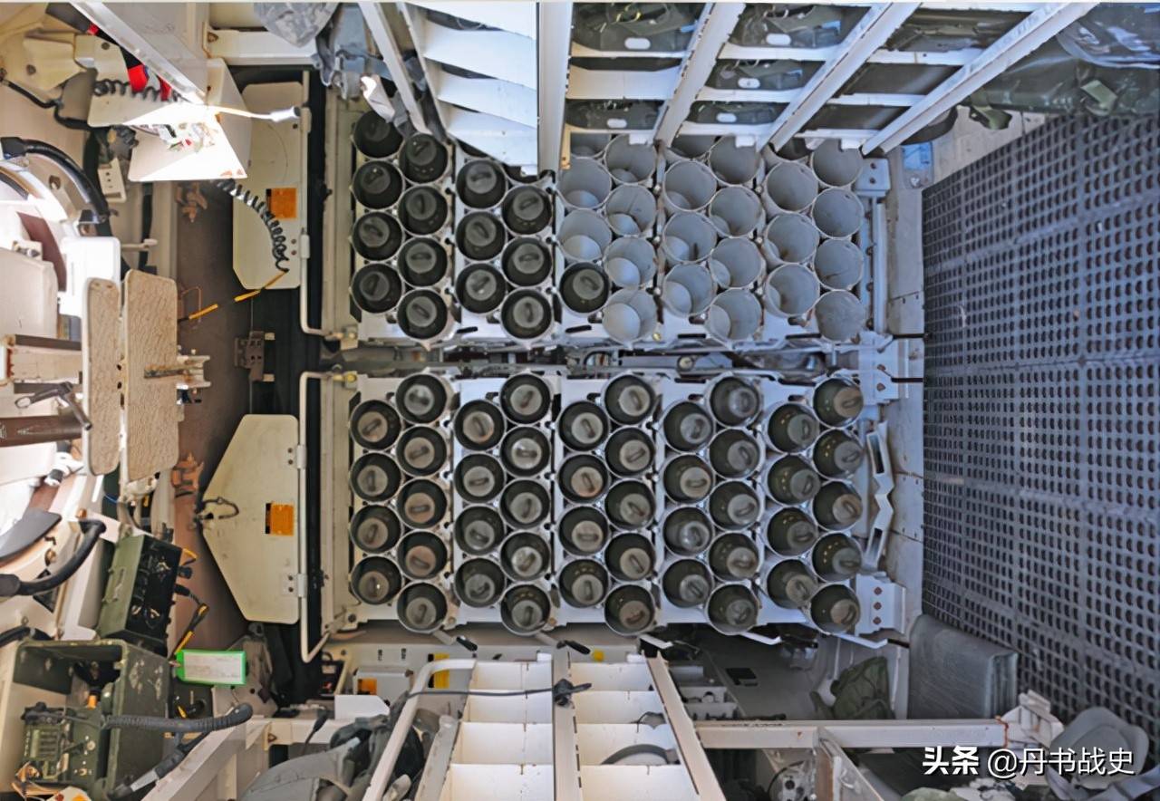 自行榴弹炮的保姆车m992炮兵弹药补给车