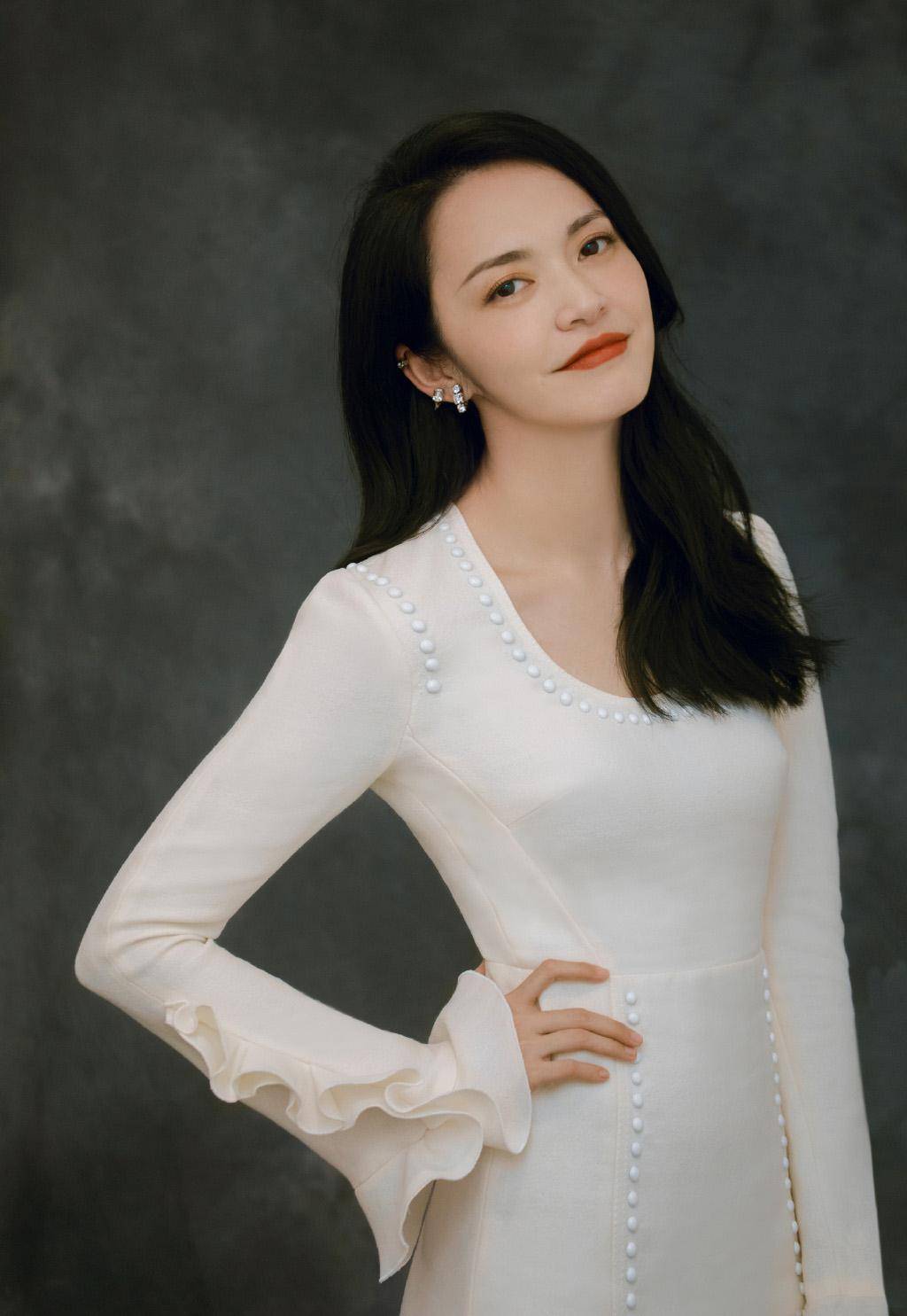 要么就是浓颜系如今比较流行的女明星里,很少有这种端庄大气的长相了