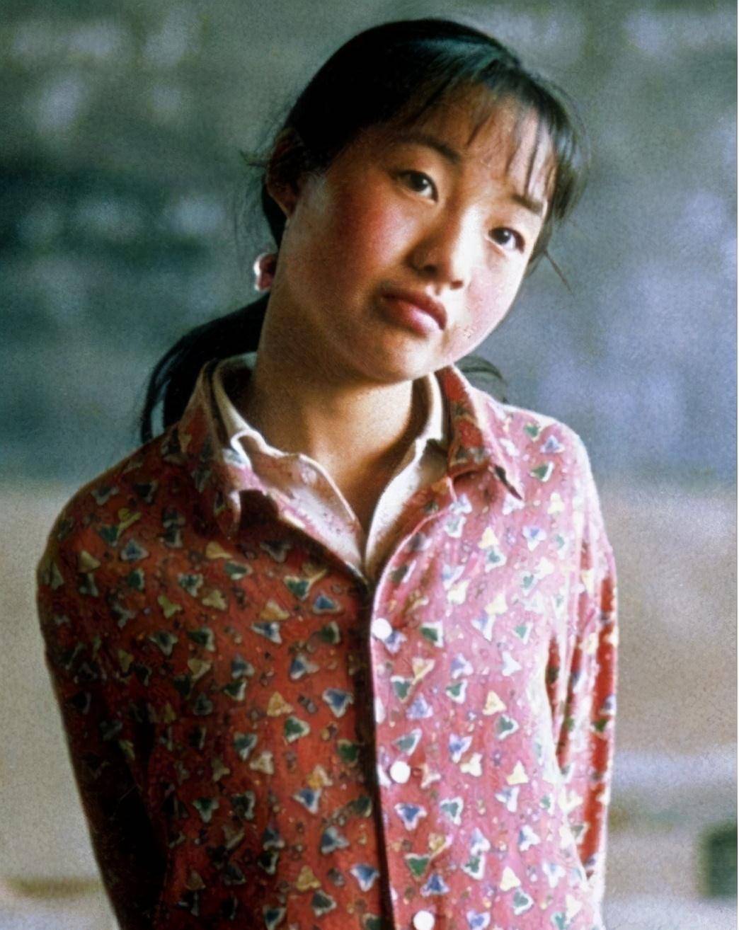 她本是一个每天过着喂猪生活的农村女孩,因此剧一夜成名,成为了最"土"