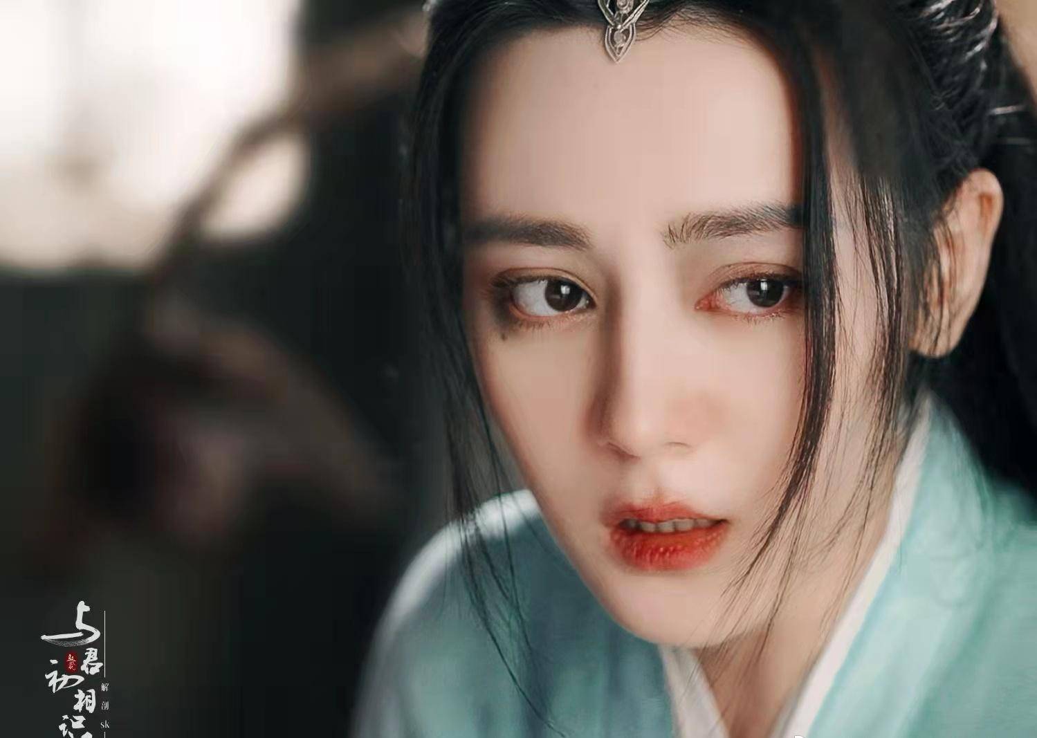 原创与君初相识中迪丽热巴眼中含泪还要强颜欢笑安慰朋友