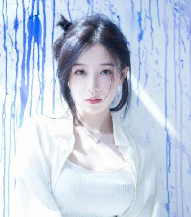 周二珂晒新写真和平时差异大引调侃,本人自曝平时低