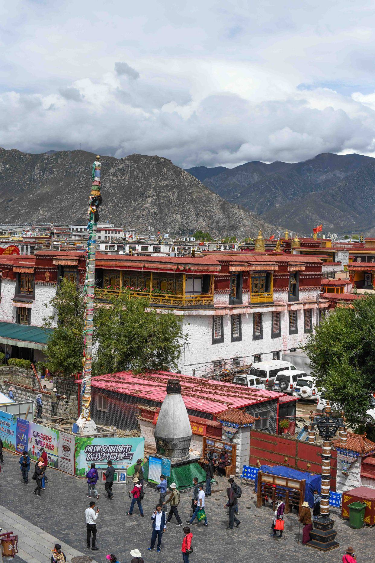 被藏族人称为“圣路”的地方，是一座古城，也是信众们的聚集之地