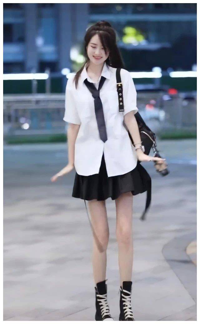 见过高帮鞋,但晨妍的"高帮拱拱鞋"第一次见,帅气还能显腿长_高跟鞋