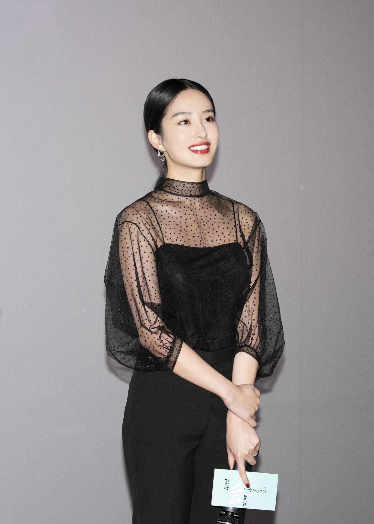 原创杨采钰真是时尚标杆穿黑色抹身材连衣裙时尚优雅高贵洋气