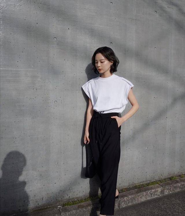 原创40岁的你就不追求时尚了黑白简约穿搭毫不费力穿出时髦感