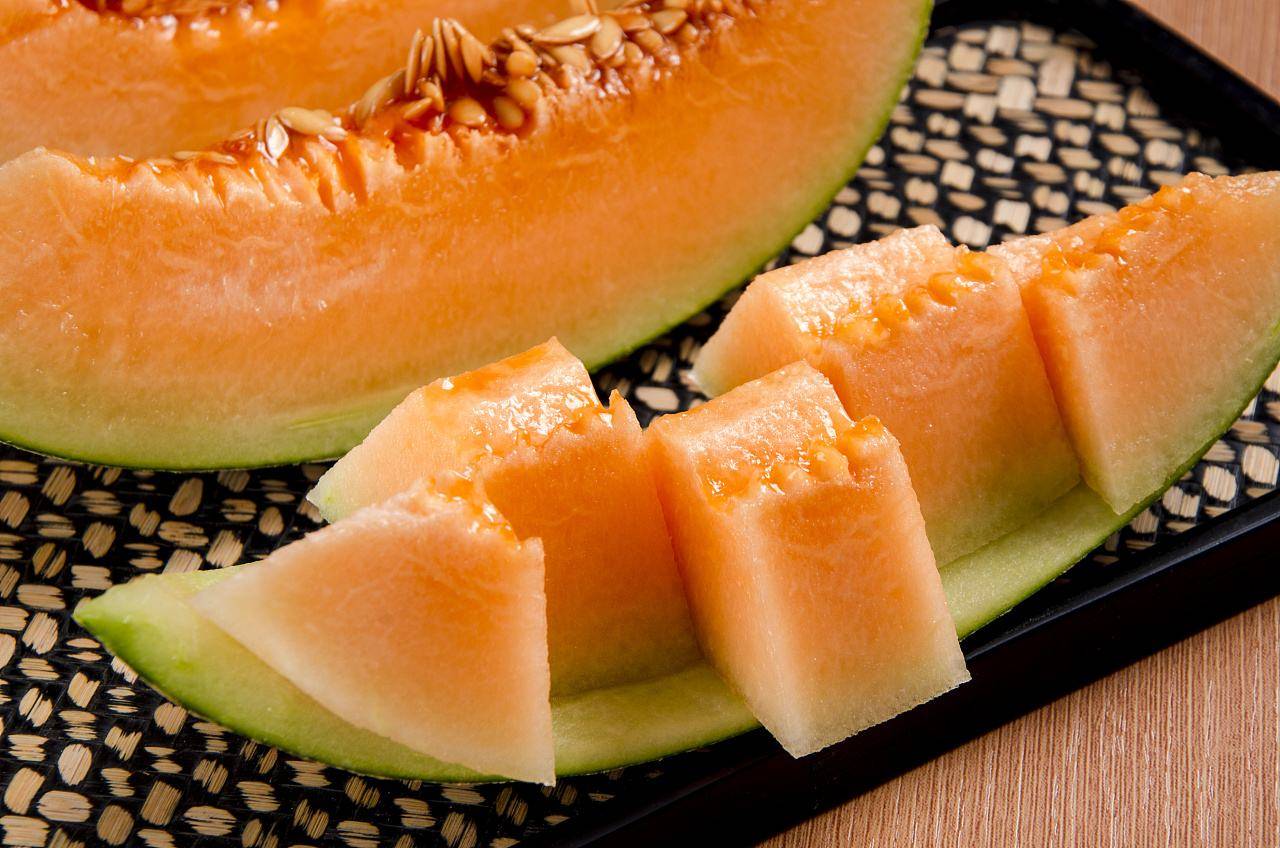 其实哈密瓜是出自新疆吐鲁番市鄯善县的特产,原名叫东湖瓜,有180多个