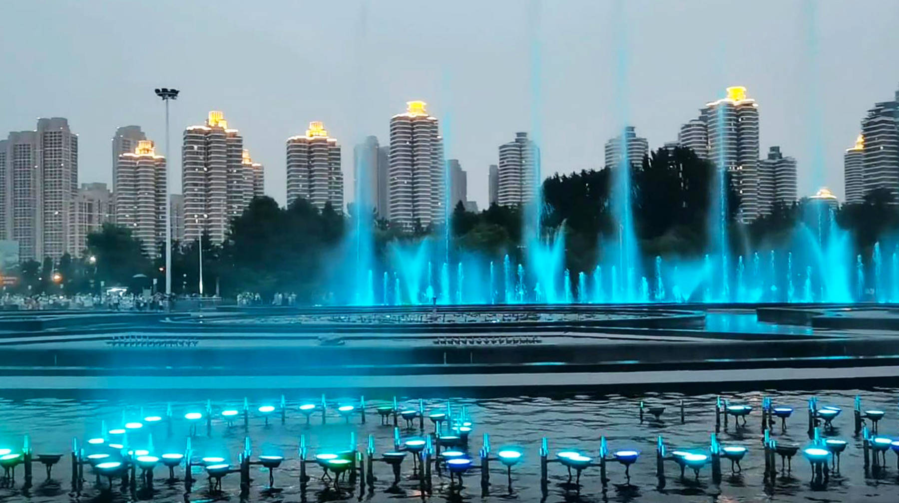 盛夏到武汉闹市这座公园看喷泉,七彩水柱美如画,衬托夜景更浪漫