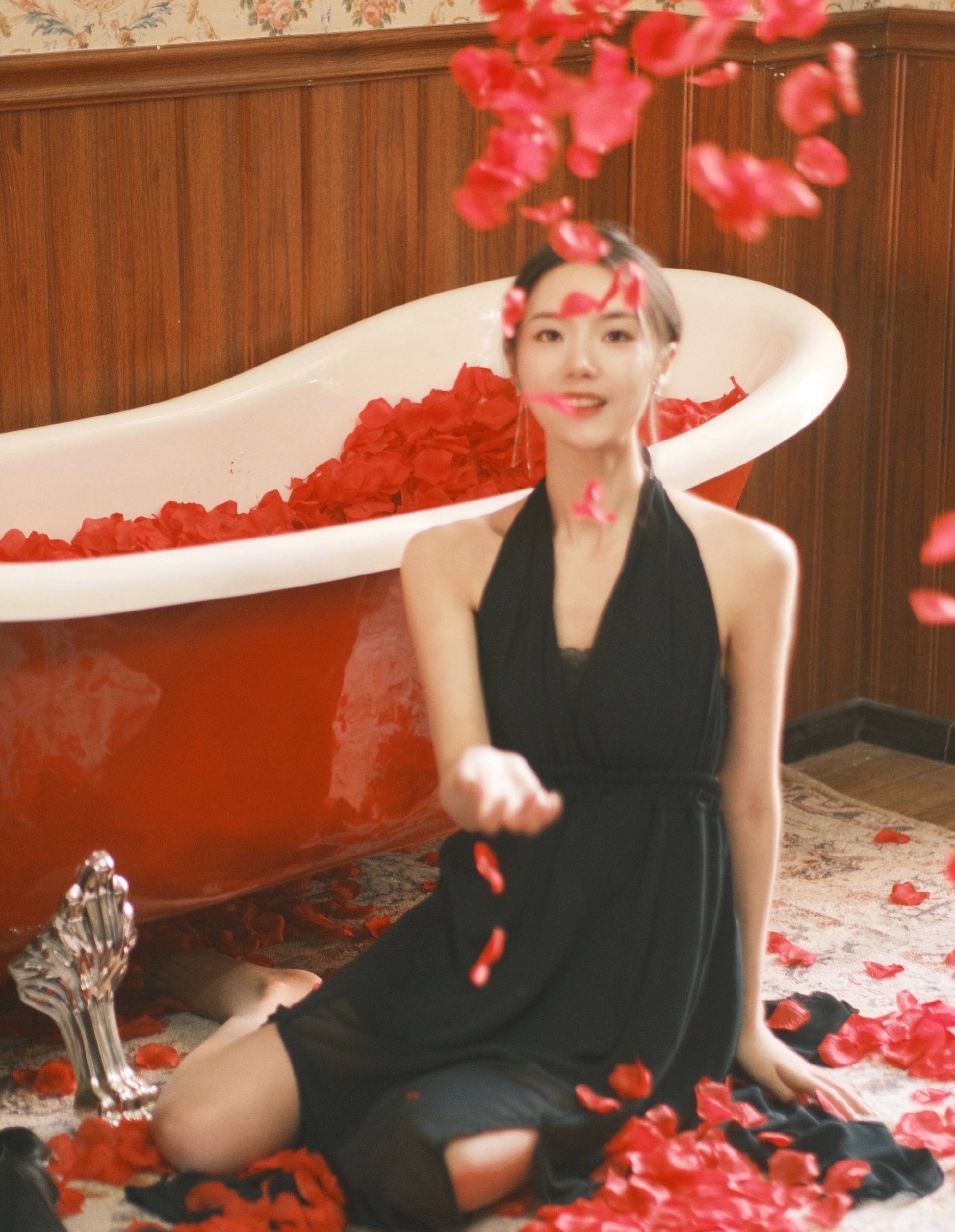 "她很漂亮"的余芷慧浴缸中拍照,妩媚中带点性感_于志辉_照片_玫瑰