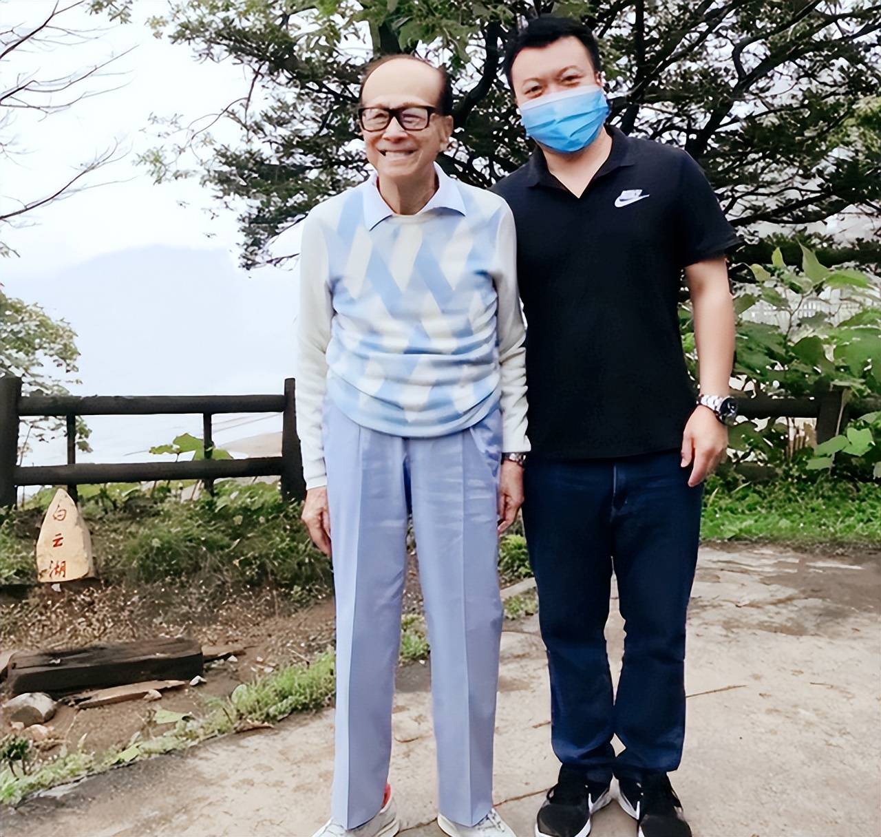 李嘉诚亮相真精神,小女友穿花衬衫梳大背头好潮,戴