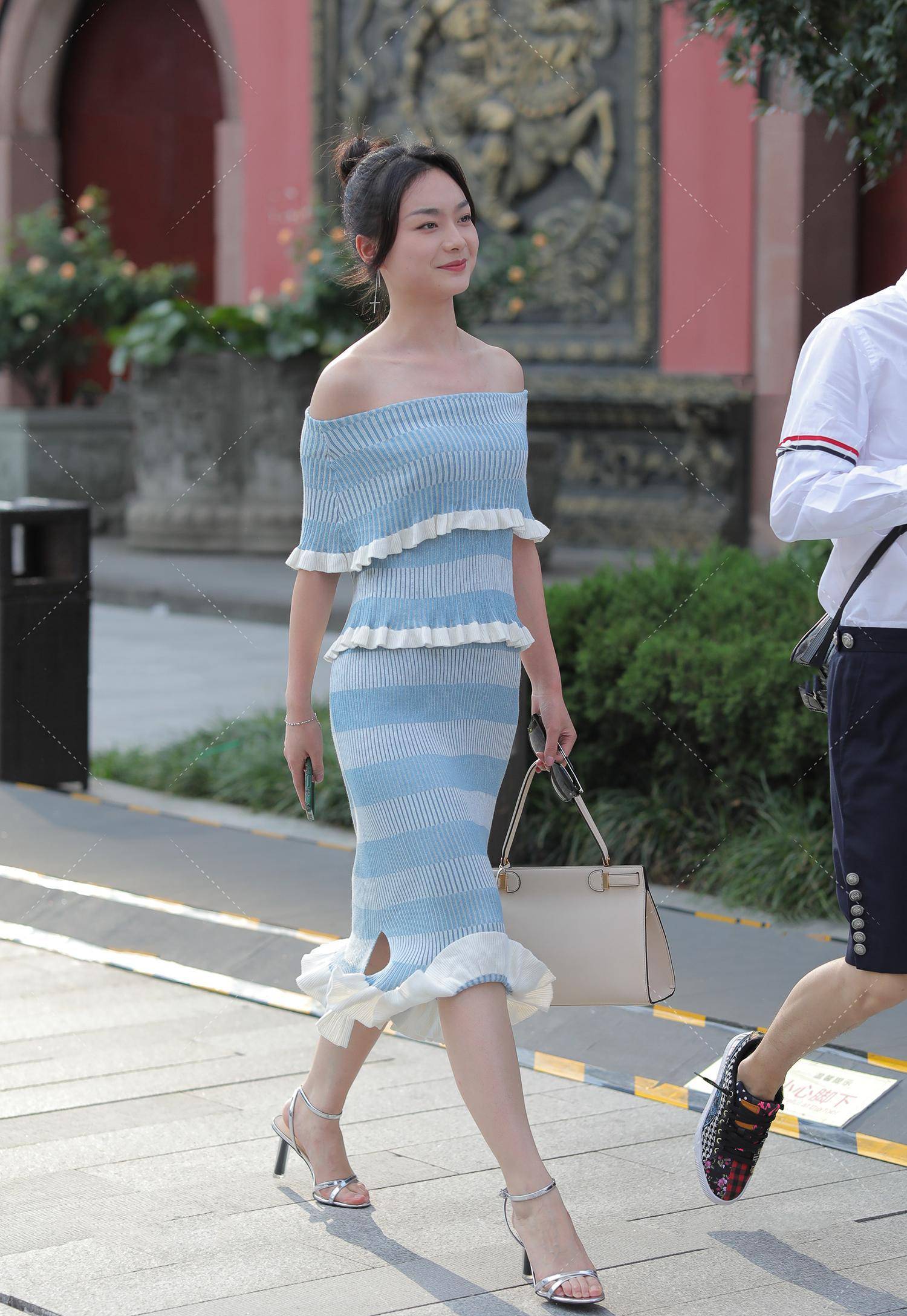 一字肩蛋糕裙"美的不像话",时尚白色裙脚是亮点,银质高跟鞋显"美脚"