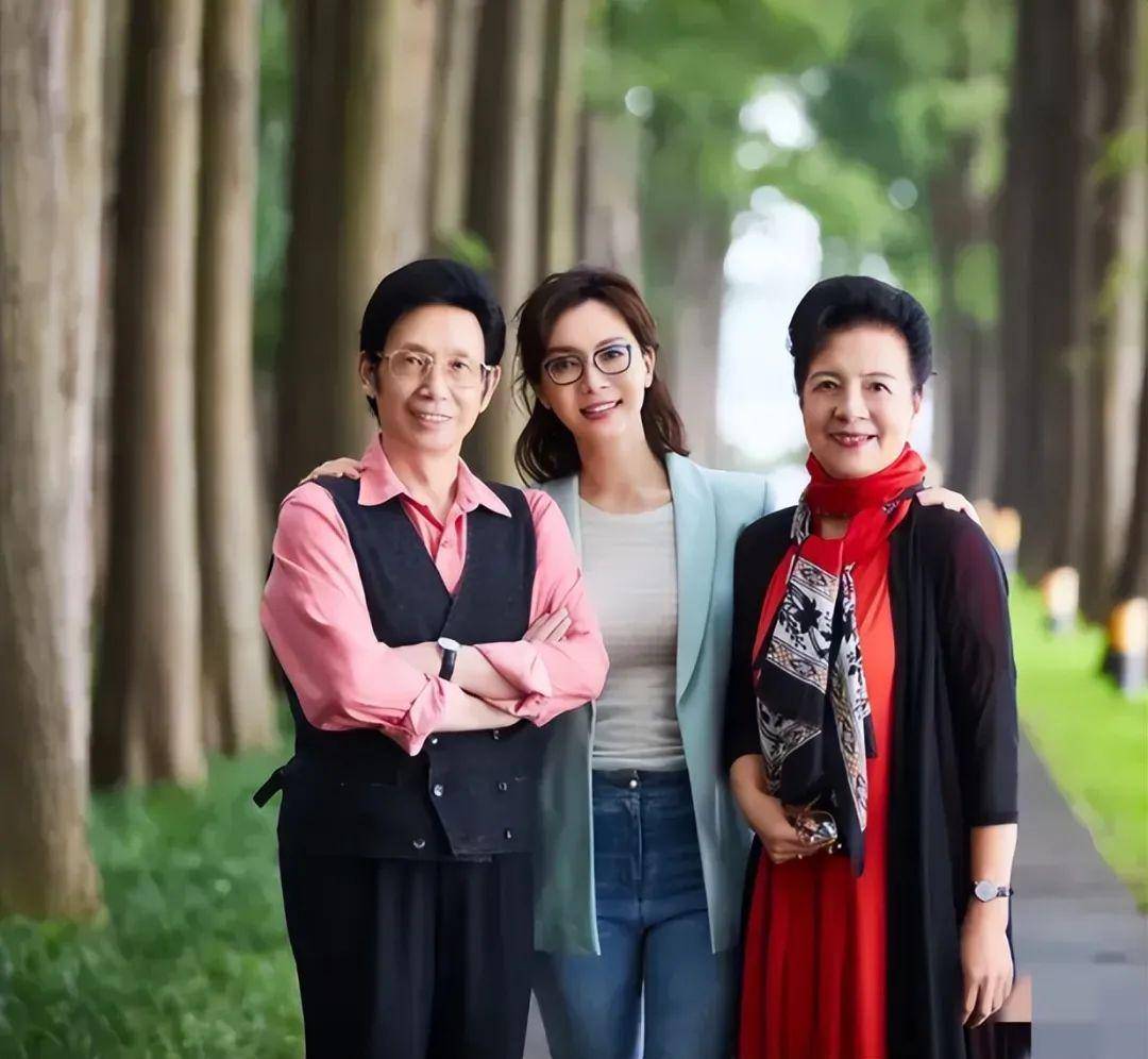 原创陈数跟父母拍合照妈妈近80穿红裙容光焕发比女儿有明星相