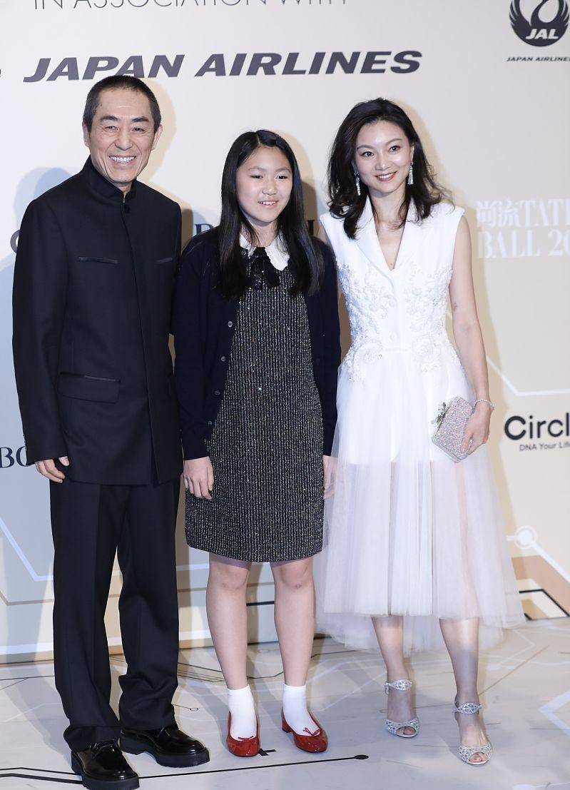 原创张艺谋的第三任妻子挺有气质虽然小自己31岁但看着并不稚美