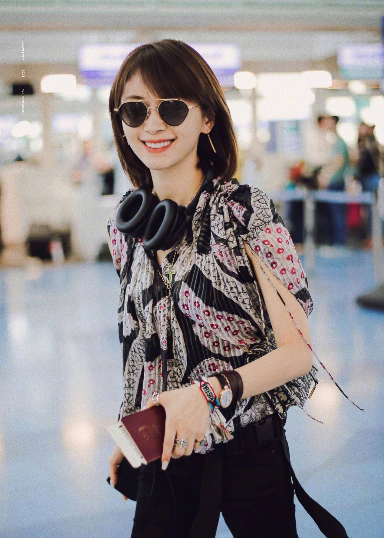 王子文真是现实版曲筱绡,穿露肩裙露出牛奶肌,s形