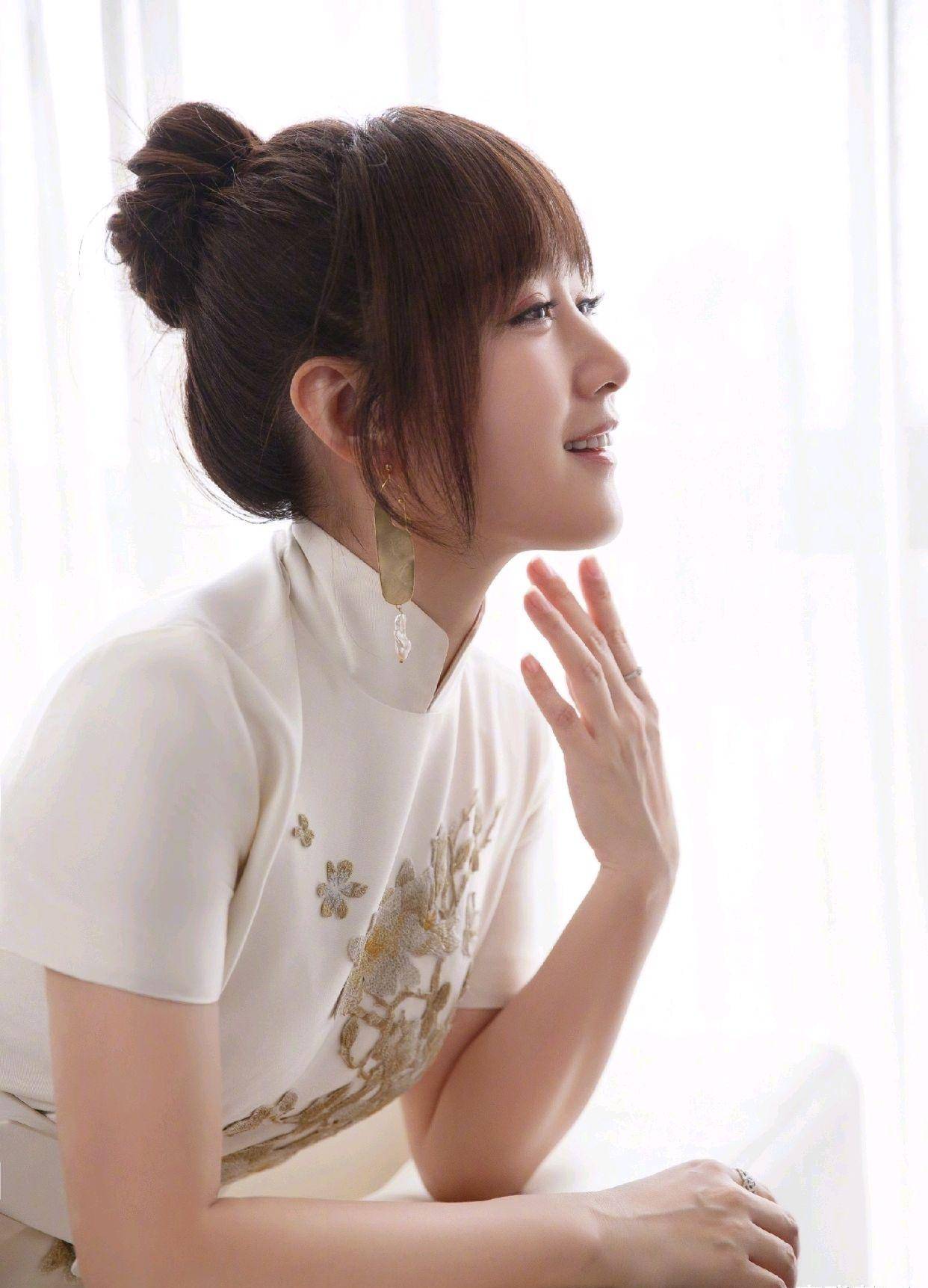 原创杨钰莹好美身穿格纹衬衫配淡绿色印花半身裙清新又柔和