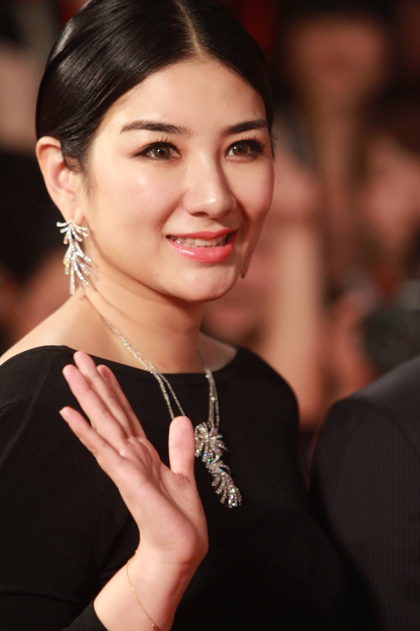 黄奕约会对象被曝性取向有问题且曾脚踏多只船,湖南台已封杀他_陆律师