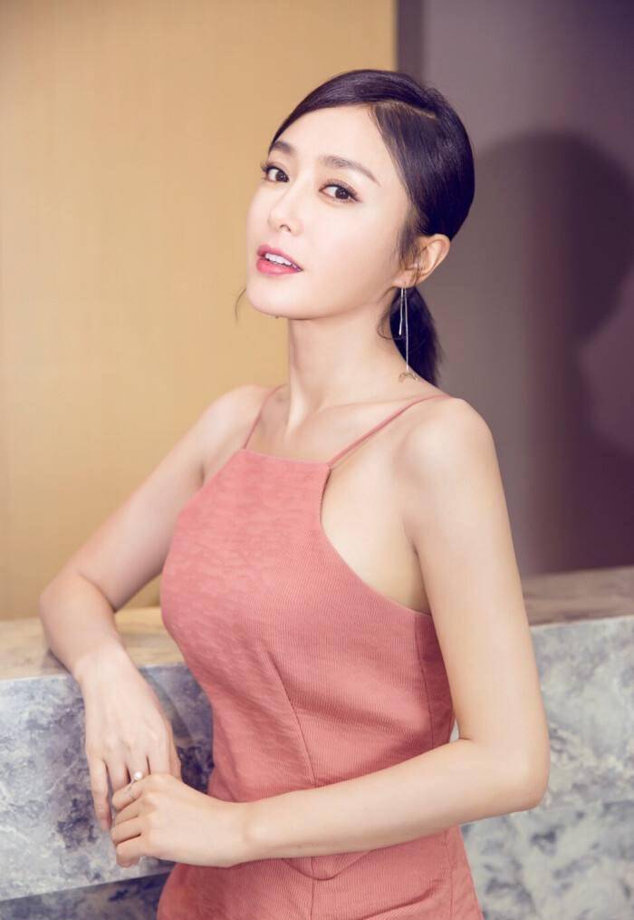 秦岚过了两个20岁生日虽然没有男朋友却是年下男高手