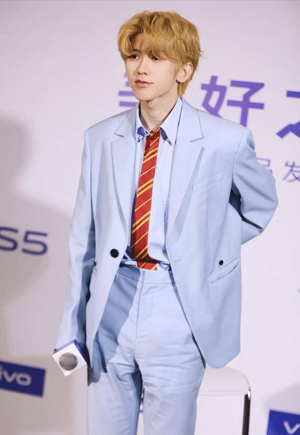 想不到蔡徐坤穿西装这么帅精致面孔配精美西装这个男人好完美