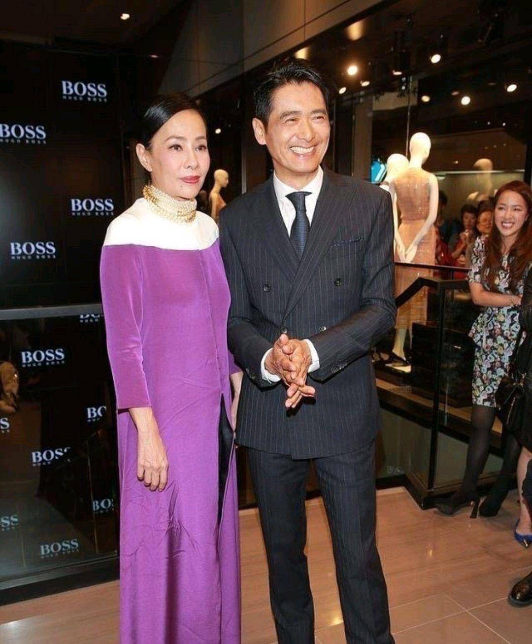 周润发和老婆陈荟莲亮相,穿红色连衣裙魅力全开,美出了新高度_西装