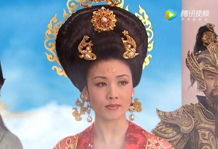 不同演员扮演王母娘娘画风就是不一样,有人戴孔雀扇也有人戴头盔_女儿