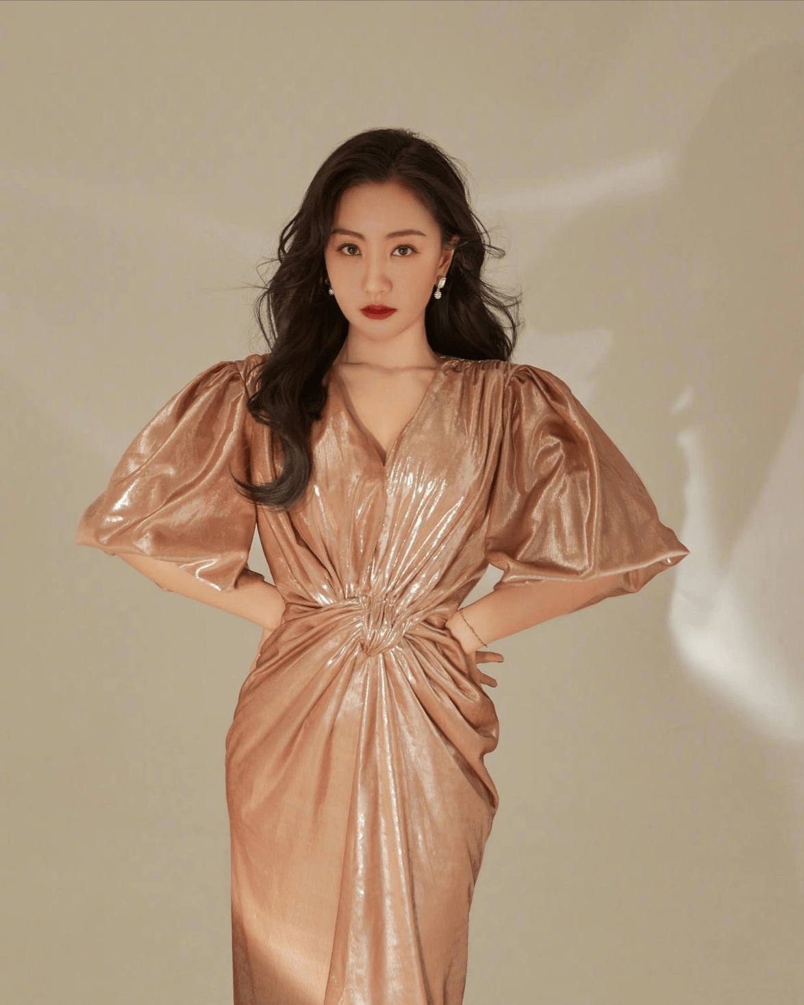 杨蓉身形娇小但很迷人,穿粉色长裙摇曳生姿,长卷发更显华丽高贵_礼服