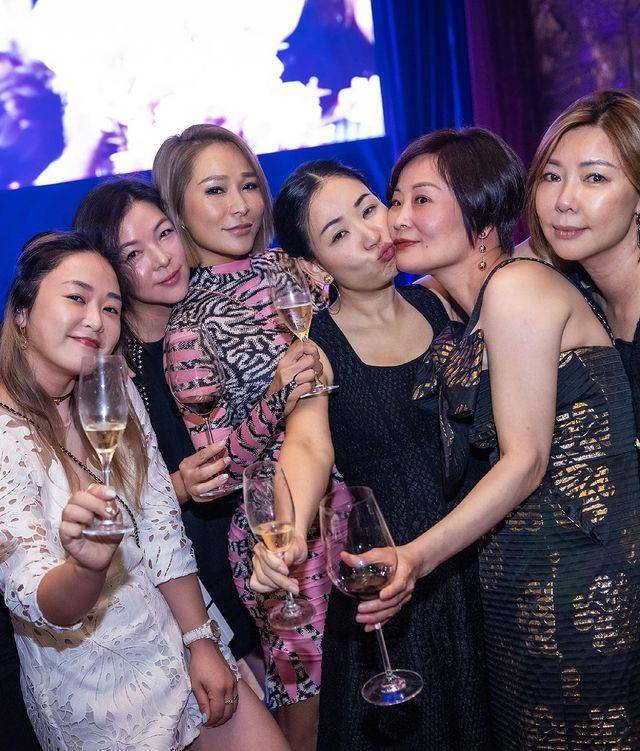洗米华夫妇合体为富婆干妈庆生,他搂着正室及女友人,在猛男面前宣示