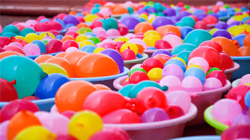 山西新华电脑学校夏日炎炎来一场水球大战吧